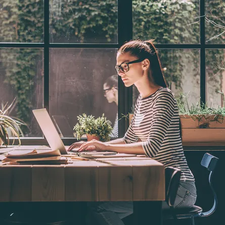 تعرفي إلى مخاطر الإدمان على العمل