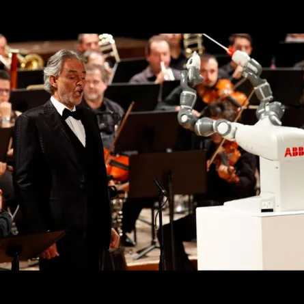 بالفيديو.. الروبوت «يومي» يقود أوركسترا خلف مغنٍ شهير