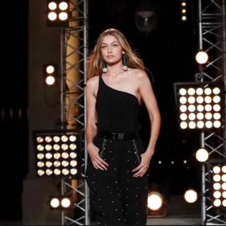 أزياء تستجيب لكل أذواق المرأة في خاماتها وألوانها  و قصاتها