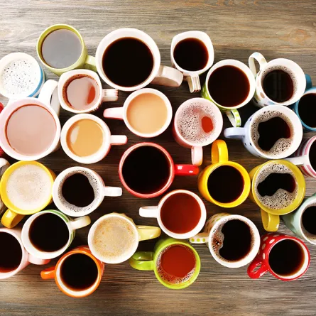 الخل والملح في تنظيف فناجين القهوة