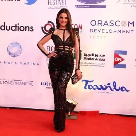 بالصور: فساتين جريئة في ختام مهرجان جونة السينمائي