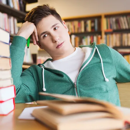 شاب يعاني.. من يساعدني لأكمل دراستي؟