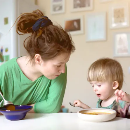 علامات تدل على احتياجات طفلك لطعام تكميلي