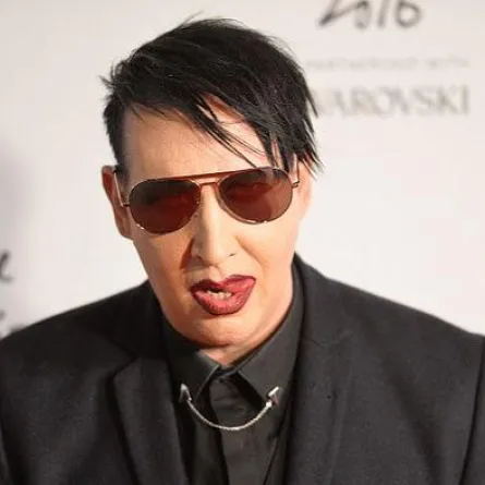 بالفيديو: إصابة مارلين مانسن بمسدسين على المسرح