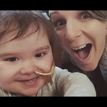 فيديو.. ماذا فعلت طفلة تعاني من مرض نادر عند مغادرتها المستشفى؟