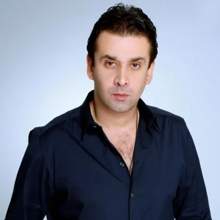 كريم عبد العزيز يكشف صورة أبنائه علي وملك لأول مرة