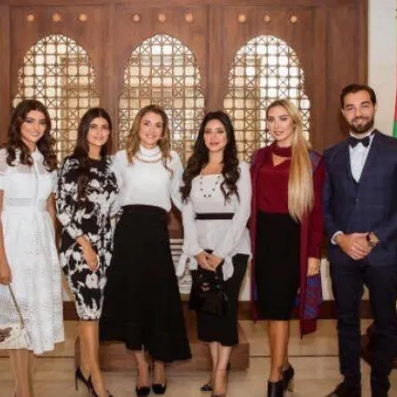 الملكة رانيا تلتقي إعلاميين عرب مشاركين بأسبوع عمان للتصميم