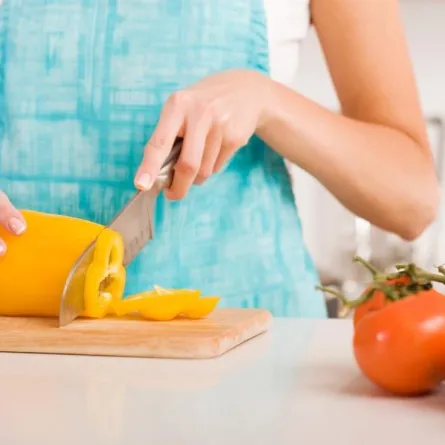 التدبير المنزلي: إرشادات للتخلص من رائحة البصل عن لوح التقطيع الخشب