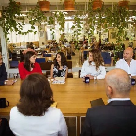 الملكة رانيا تزور مؤسسة عبد الحميد شومان