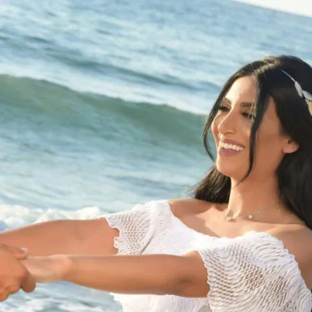 رويدا عطية ترتدي فستاناً أبيض لهذا السبب