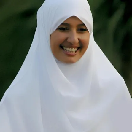 حلا شيحة تكشف عن صورة ابنتها "هنا" بالخمار وأسماء أولادها