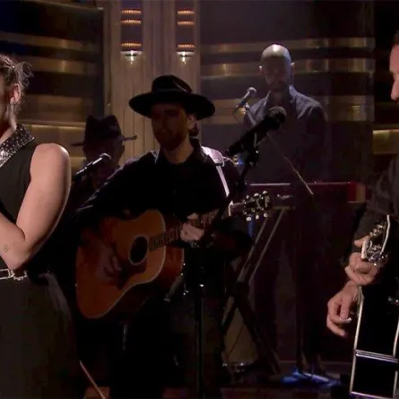 بالفيديو: مايلي سايرس وآدم ساندلر سويًّا من أجل ضحايا لاس فيغاس