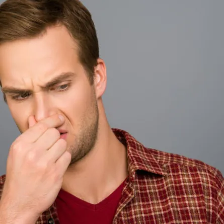 في الإمارات قتل زميله في العمل بسبب رائحة قدميه!