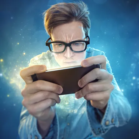 هوس الكبار بألعاب الهواتف الذكيَّة.. أسبابه وكيفيَّة التخلص منه؟