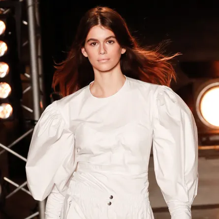 كايا غربر تتفوق على الأختين حديد!