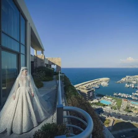 بالصور: لارا اسكندر تدخل القفص الذهبي بفستان خيالي