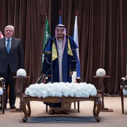 بالفيديو.. خادم الحرمين يمازح الحضور بعد تسلمه الدكتوراه الفخرية «أنا الآن الدكتور سلمان»