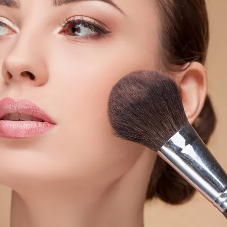 مستحضرات تجميل زهرية للتوعية ضد سرطان الثدي