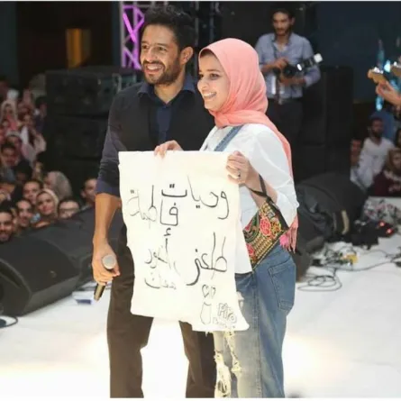 بالصور: معجبة تحصل على صورة مع محمد حماقي "بأغرب طريقة"