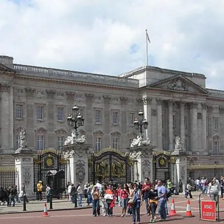 بالفيديو: القبض على فتاة حاولت اقتحام قصر ملكة بريطانيا