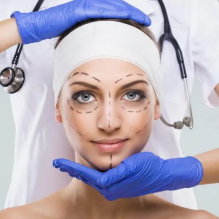 الصحة السعودية توقف العمل بجهاز طبي في عيادة تجميل