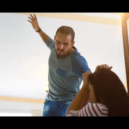 بالفيديو .. كيف انتقم شاب من حبيبته الخائنة ؟