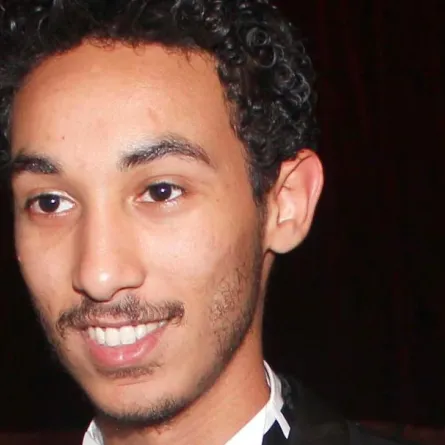 الفنان د. عبد الله رشاد يشيد بصوت عبد الرحمن محمد عبده