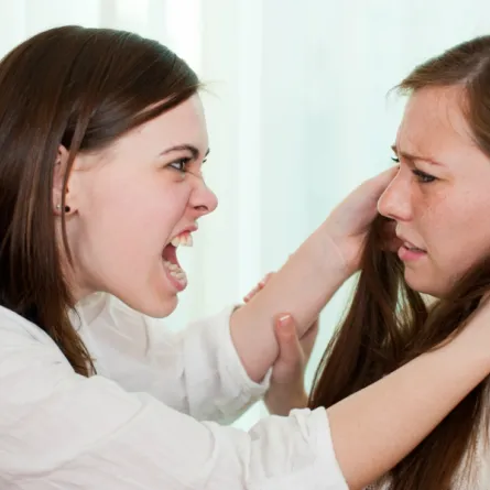 بالفيديو.. موظفة «ماكدونالدز» تعتدي بالضرب على سيدة تحمل طفلة