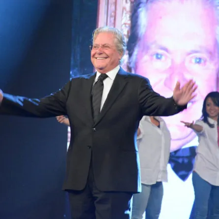 في مهرجان الإسكندرية: حسين فهمي يتنازل عن التكريم ورئيس المهرجان يرفض طلبه