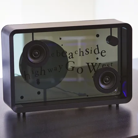 بالفيديو: سماعة تعرض كلمات الأغاني على شاشة شفافة