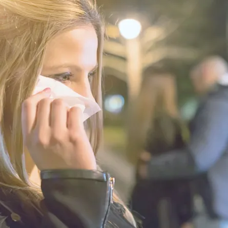 هل يمكن أن يخطبني وهو يخرج مع أخرى؟!