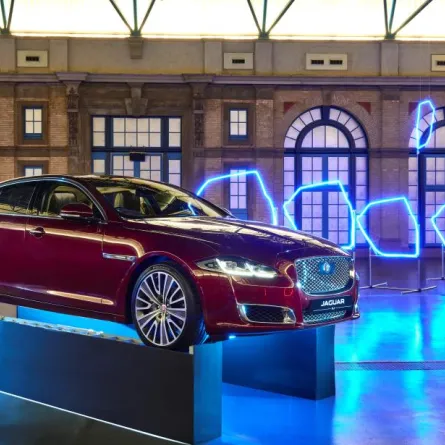 رفاهية سيارة جاكوار XJ  مباشرة من عرض بالطائرة في لندن