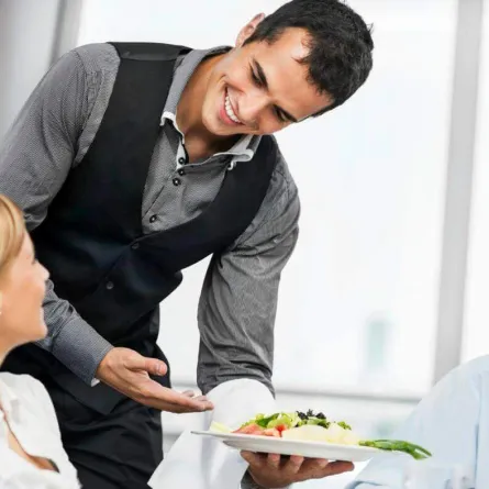 بالفيديو.. لحظة وفاة نادل أثناء تقديمه الطعام