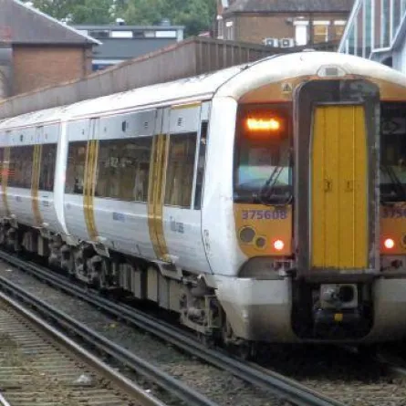 بالفيديو: طفل ينجو من الموت بأعجوبة في محطة قطار بريطانية