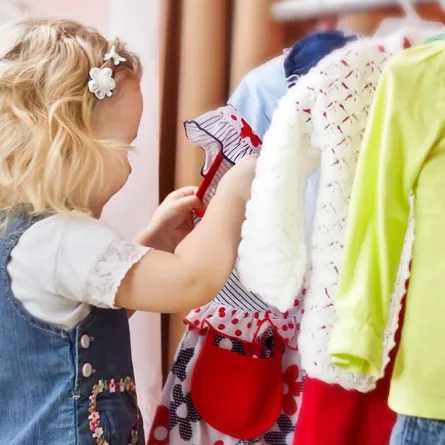 شروط اختيار ملابس الأطفال بعمر السنتين