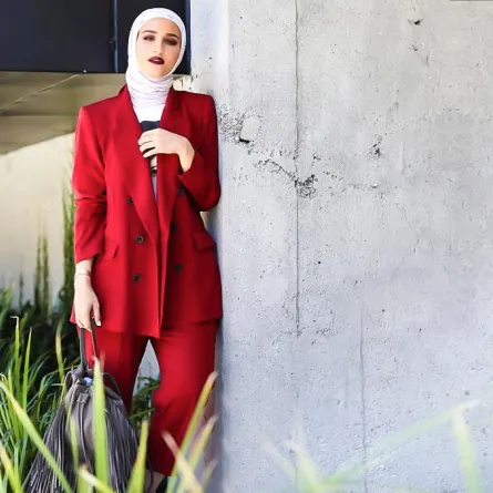 استوحي إطلالتكِ بالبدلة من مدونات الموضة المحجبات