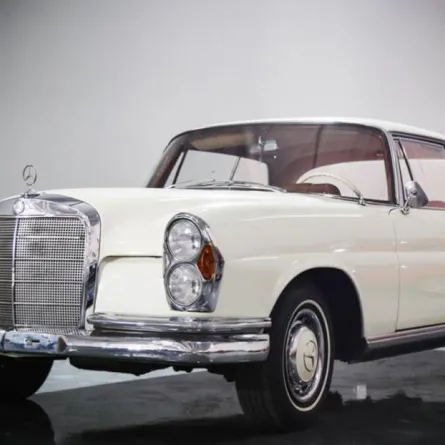 مواطن يجمع 50 سيارة كلاسيكية في معرضه الخاص بالقصيم