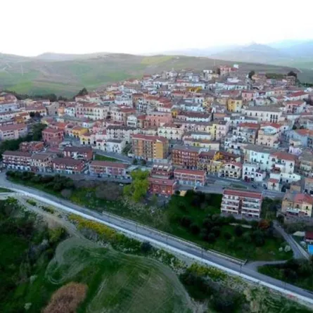 بلدة إيطالية تدفع المال لمن يسكن فيها.. والسبب!!