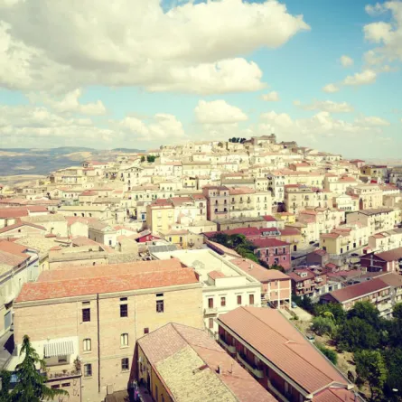 بلدة إيطالية ساحرة تدفع المال لمَن يسكن فيها!