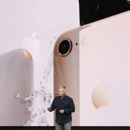 أبل تطلب من المصانع تقليص إنتاج آيفون 8 بنحو 50%