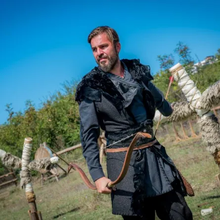 بالصور: أنجين ألتان يخوض مغامرة خطرة قبل انطلاق "قيامة أرطغرل"