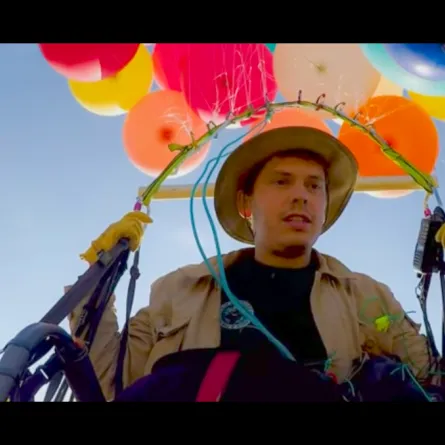 فيديو.. مغامر يخوض رحلة جوية خطرة بالبالونات