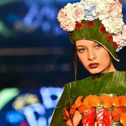 تصميم أزياء نسائية من مواد أعيد تدويرها!