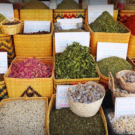 مروجو الطب الشعبي يبيعون الوهم لعلاج أمراض النساء