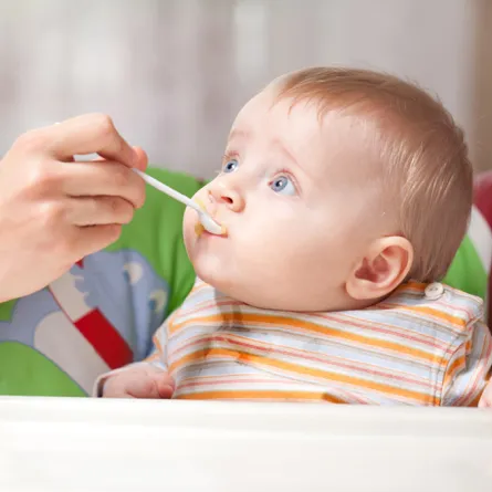 في فترة الفطام.. تجنبي تقديم هذه الأطعمة لطفلك