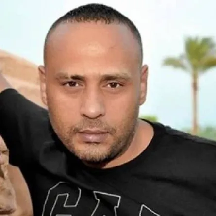 سائقو الميكروباصات يهاجمون محمود عبد المغني