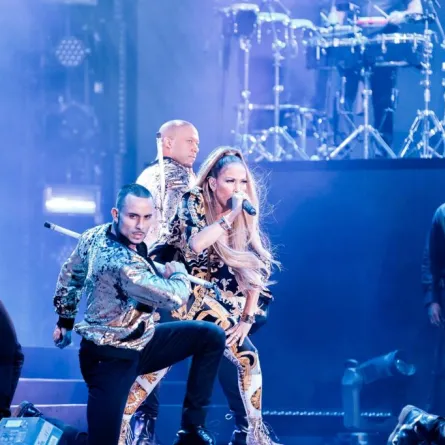 جينيفر لوبيز تتألق في حفل معرض دبي للطيران