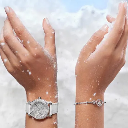 ساعة من شوبارد تعكس بريق الألماس كحبات الثلج