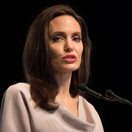 أنجلينا جولي تتألق بفستان Ralph & Russo في كندا