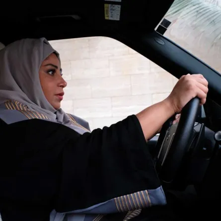 مدارس تعليم القيادة للنساء تبدأ عملها مارس المقبل